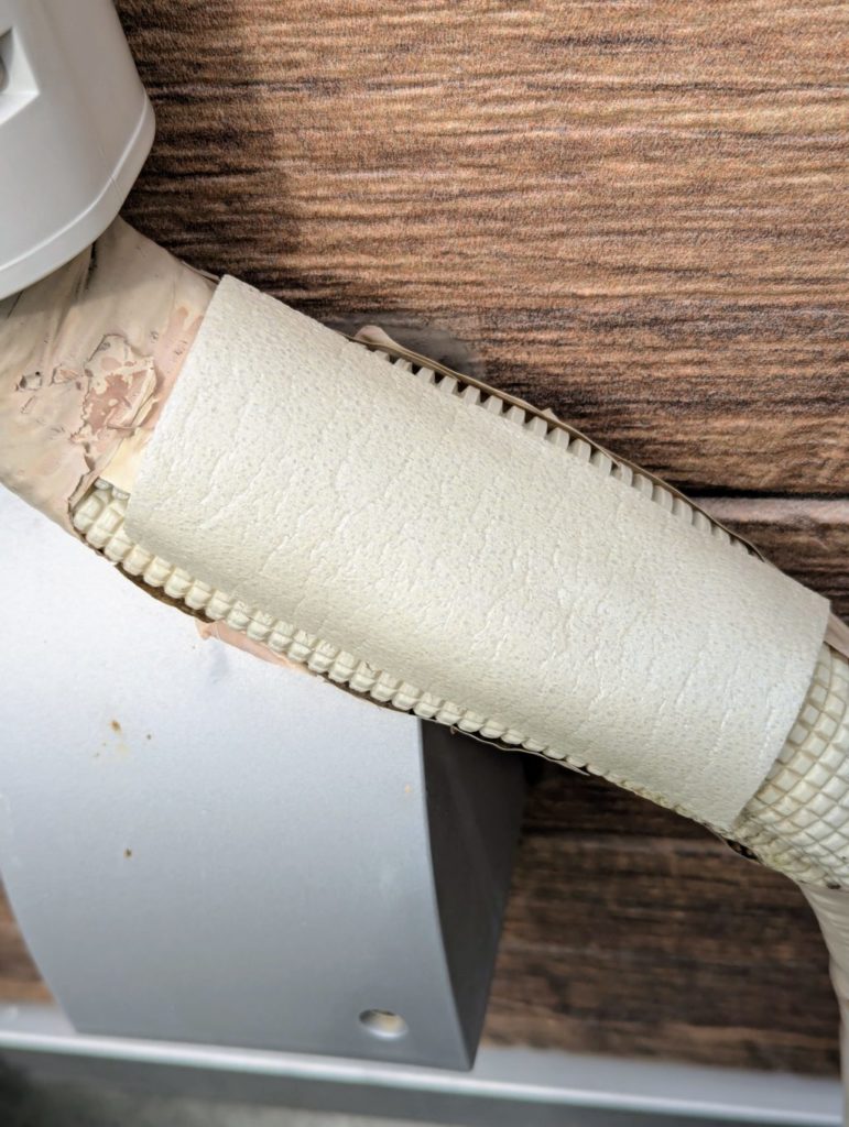 配管に断熱テープを貼ったところ