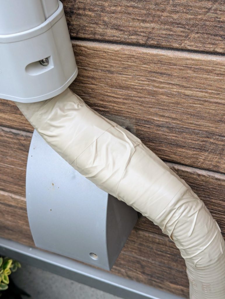 修理が完了して配管テープで覆われた配管